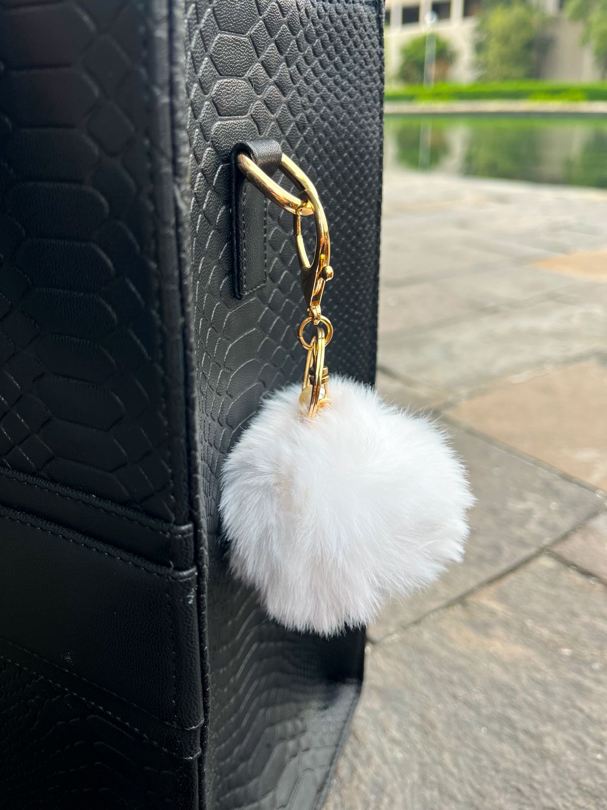 CHARM POMPÓN PELUCHE