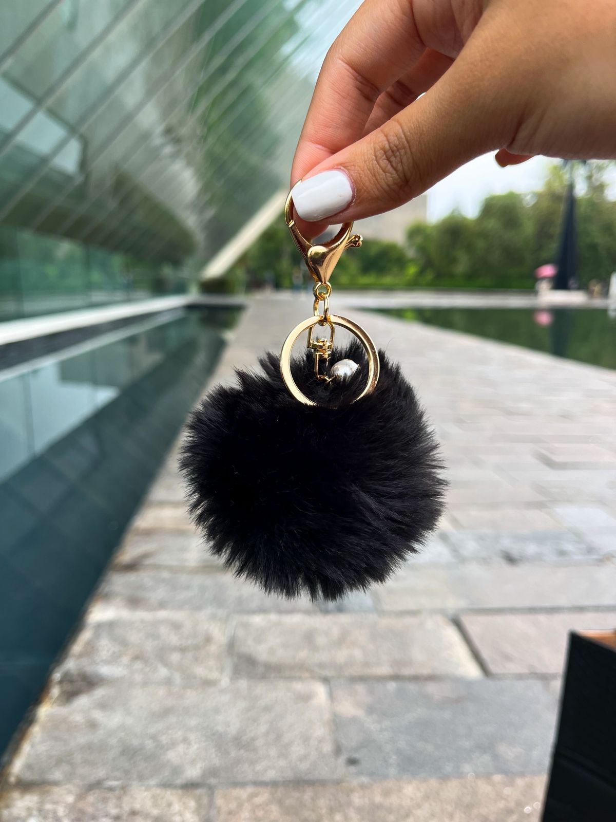 CHARM POMPÓN PELUCHE