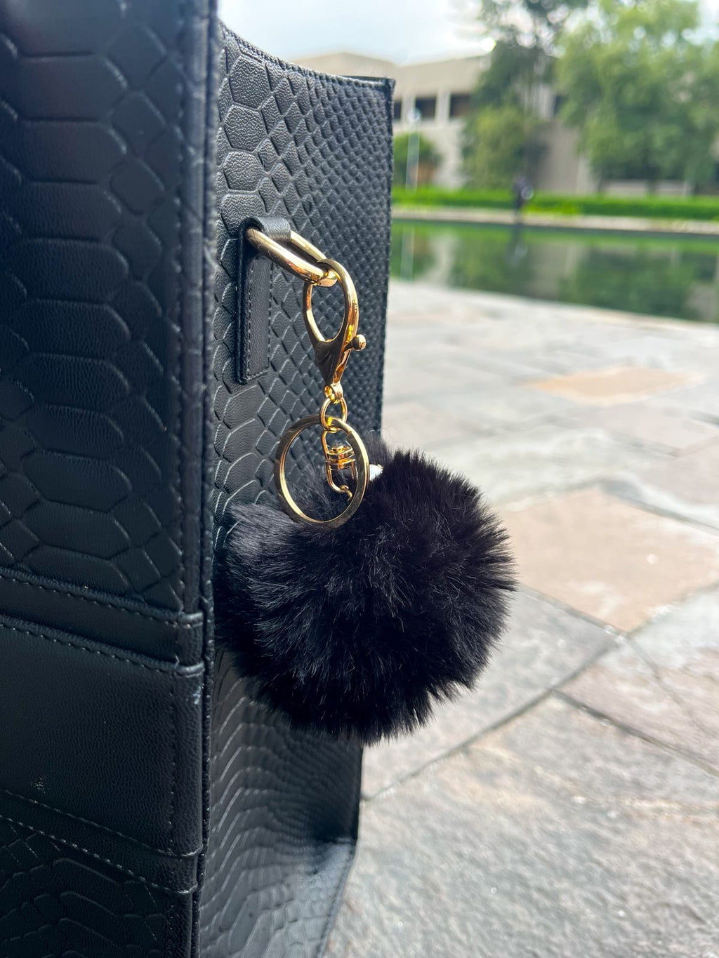 CHARM POMPÓN PELUCHE